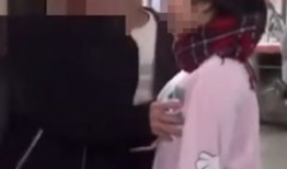 摸胸的视频,网络热传摸胸视频引发热议